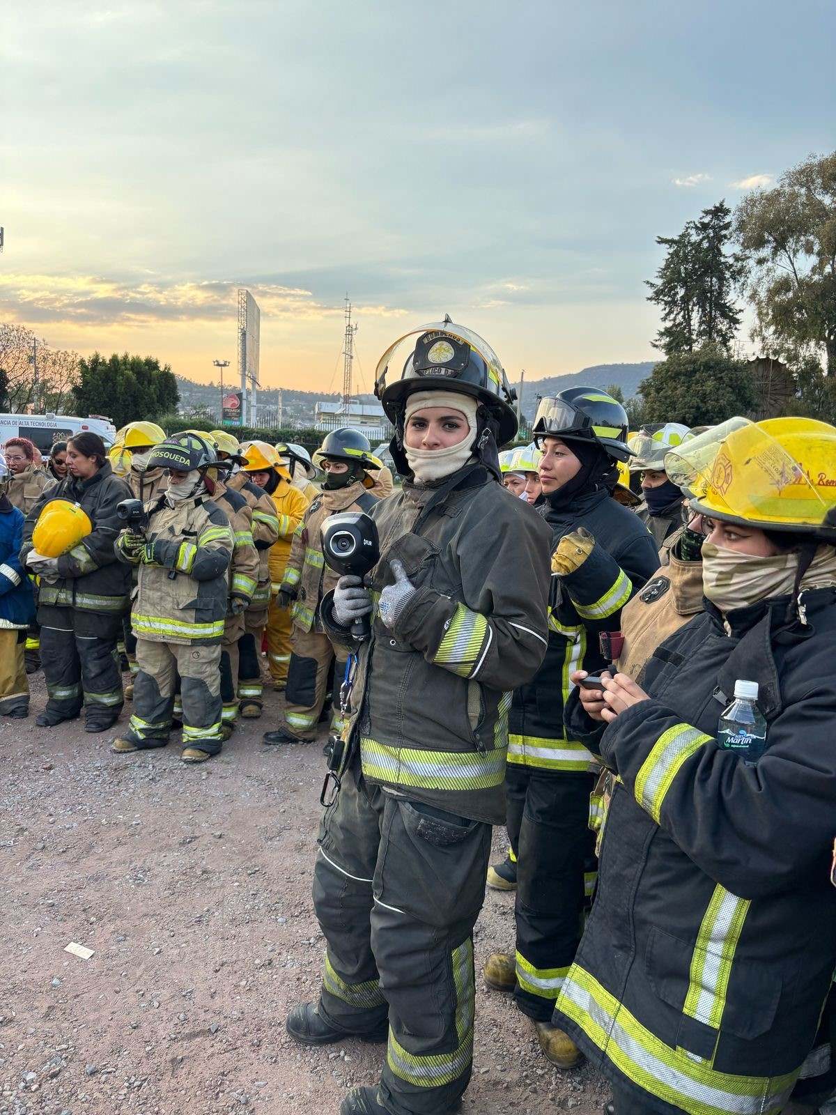 Mexico Women Firefighters 2 in der Größe.jpg