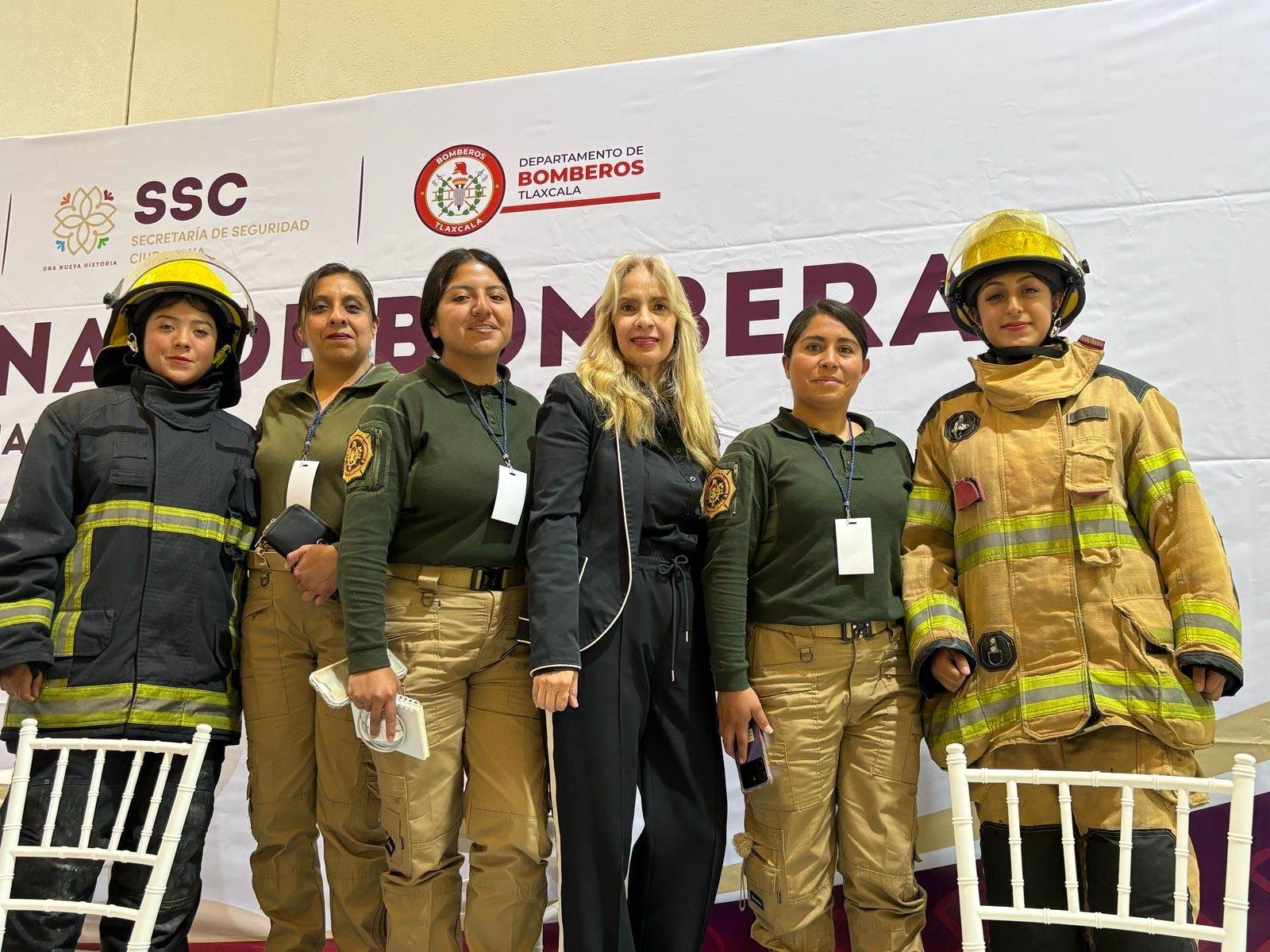 Mexico Women Firefighters 4 in der Größe.jpg
