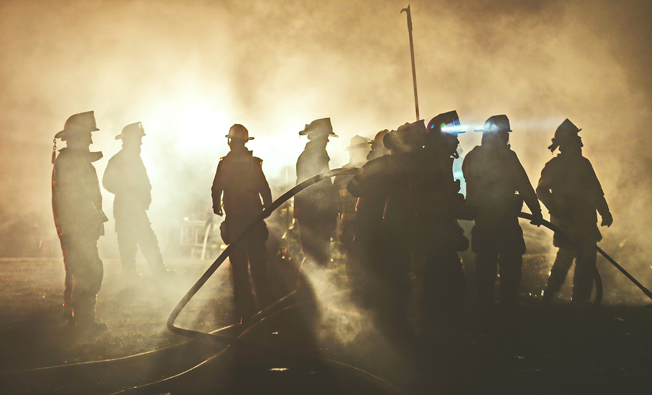 Feuerwehrleute im Schatten.jpg