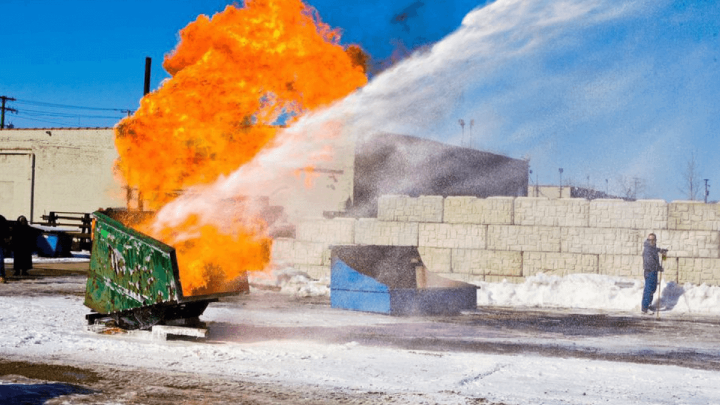 Ferngesteuerte Brandbekämpfung mit FLIR und Feuerlöschsystemen